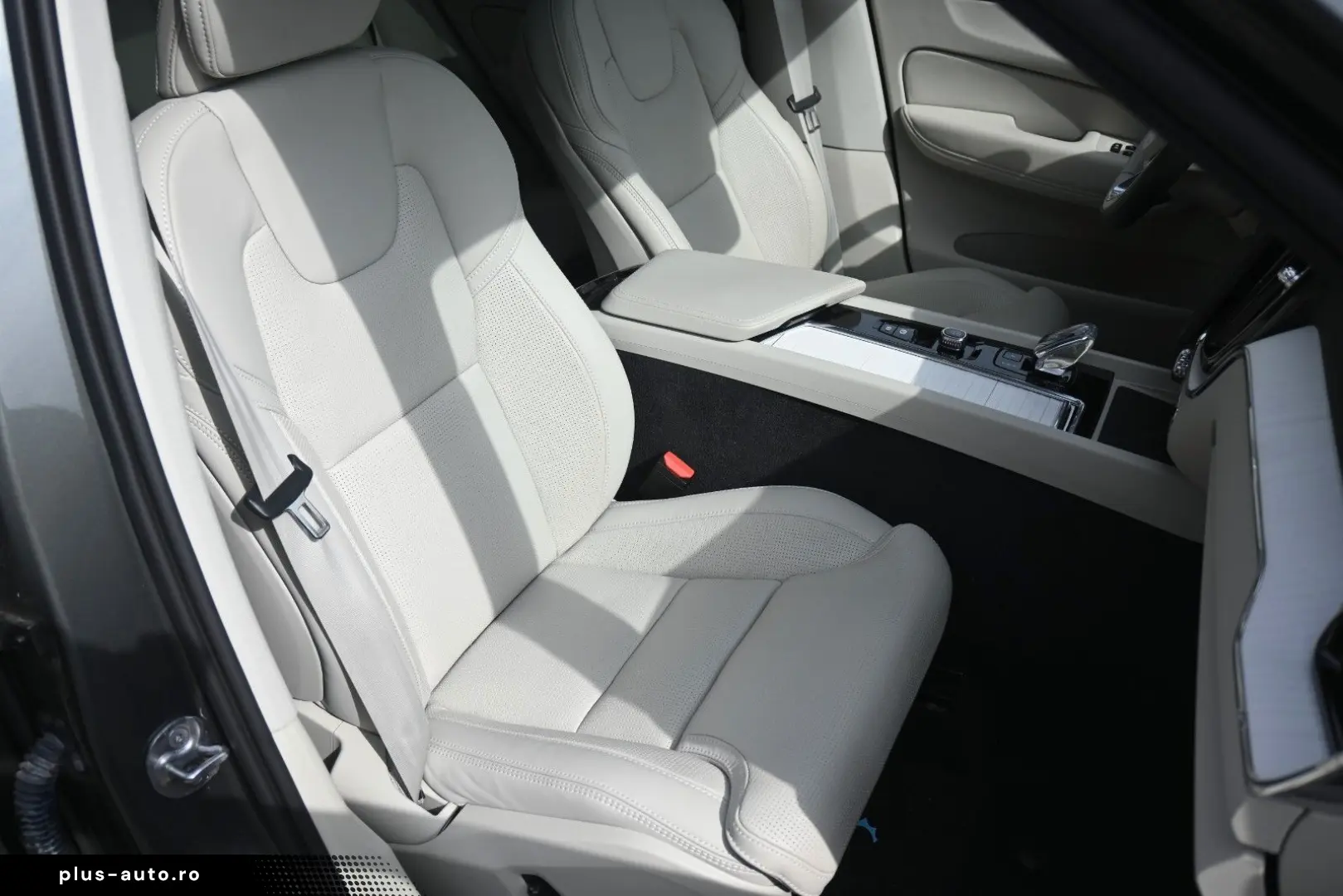VOLVO XC60 B5 B  Ultra Dark AWD B&W PANO LUFT AHK