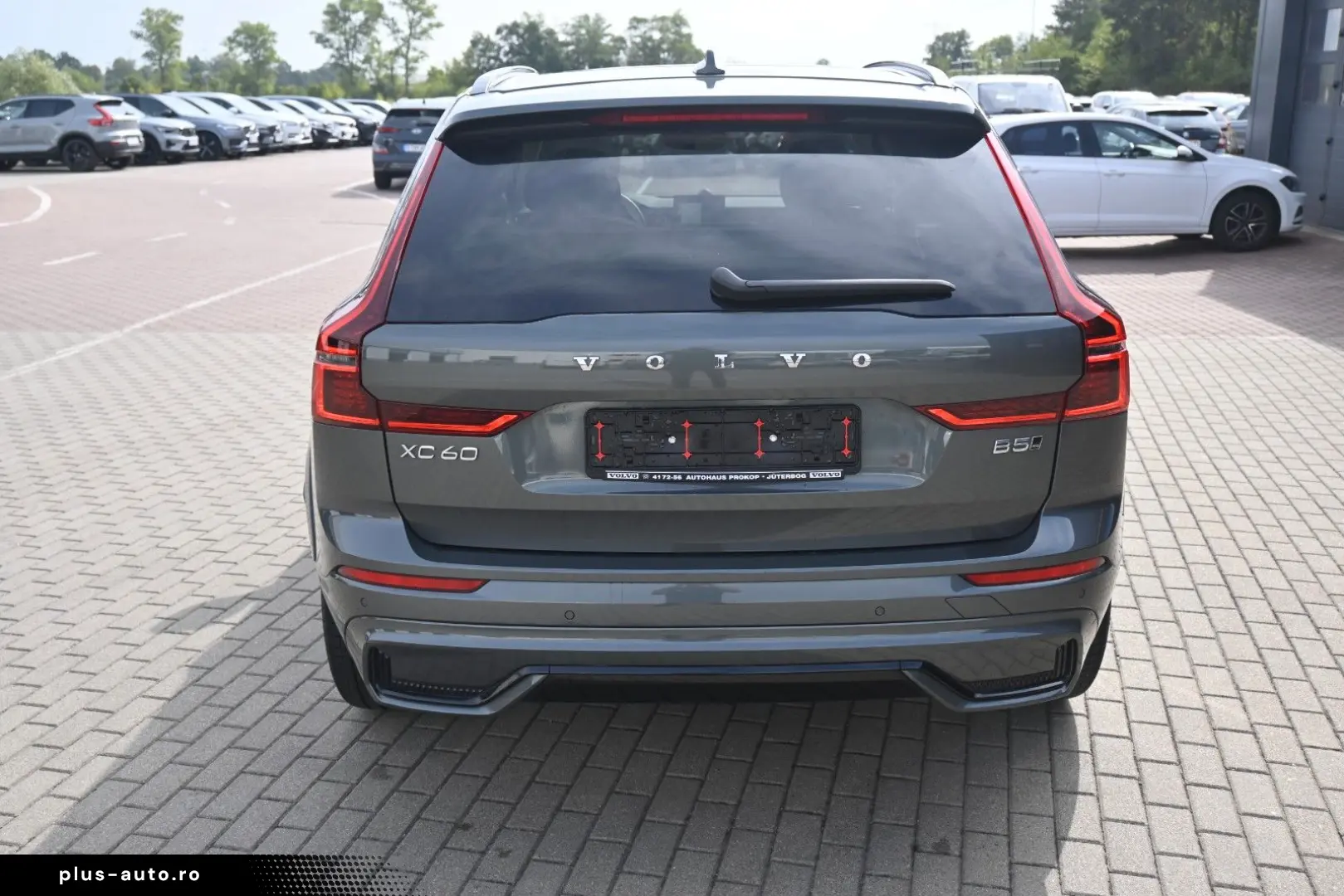 VOLVO XC60 B5 B  Ultra Dark AWD B&W PANO LUFT AHK