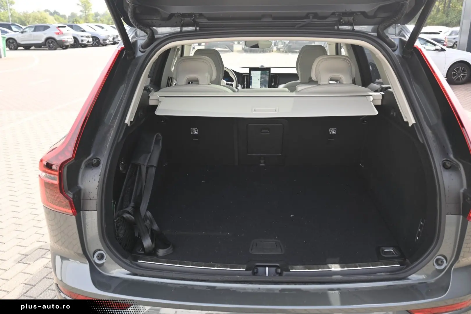 VOLVO XC60 B5 B  Ultra Dark AWD B&W PANO LUFT AHK