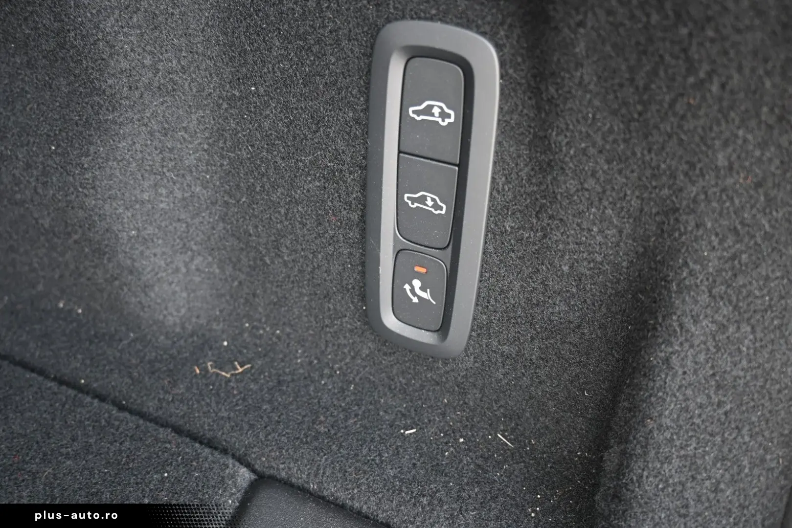 VOLVO XC60 B5 B  Ultra Dark AWD B&W PANO LUFT AHK