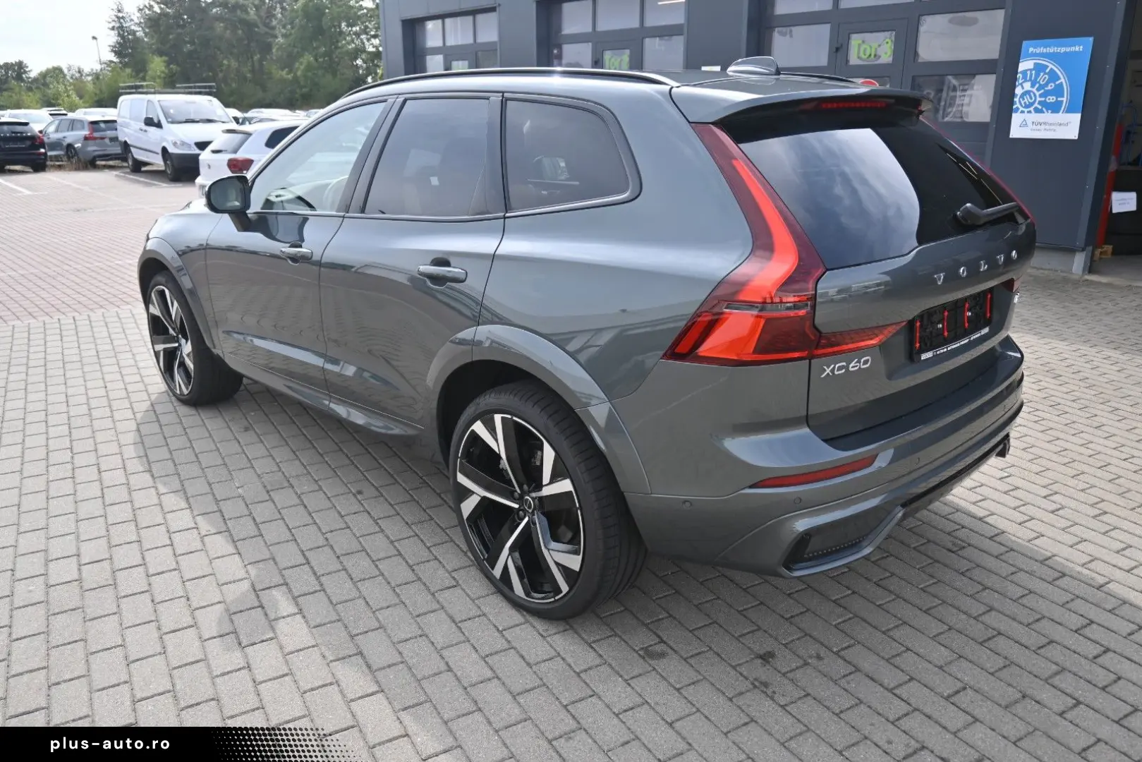 VOLVO XC60 B5 B  Ultra Dark AWD B&W PANO LUFT AHK