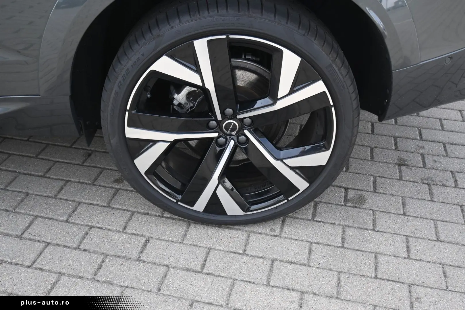 VOLVO XC60 B5 B  Ultra Dark AWD B&W PANO LUFT AHK
