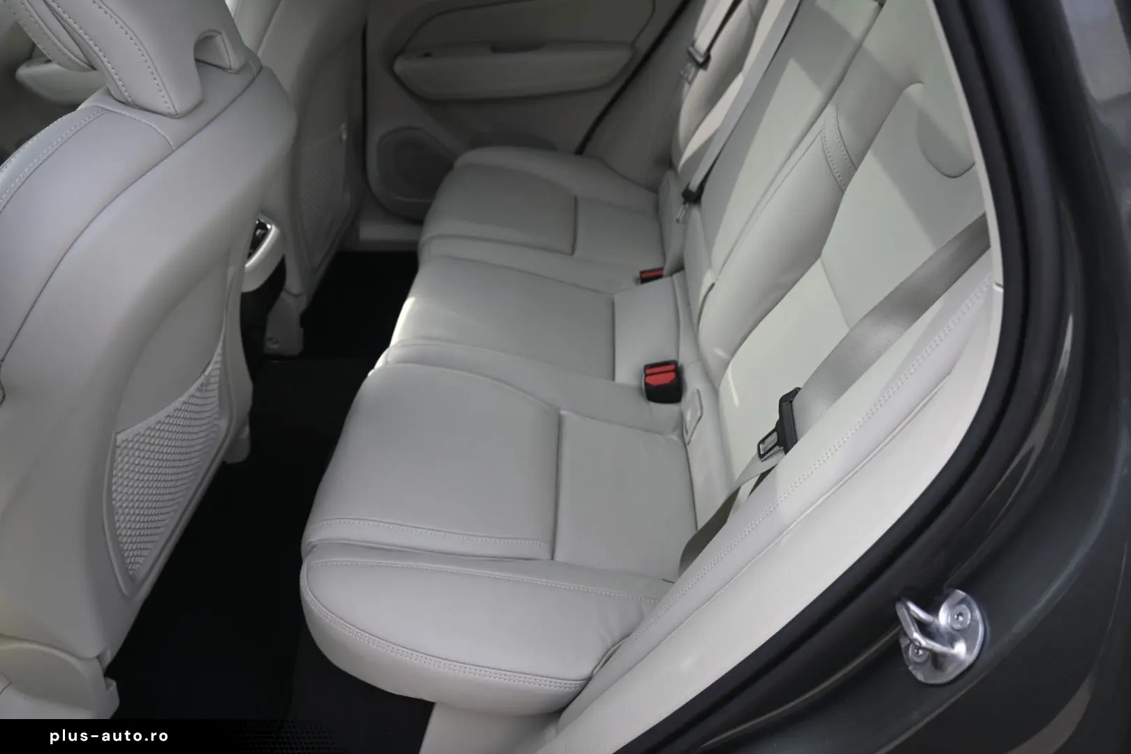 VOLVO XC60 B5 B  Ultra Dark AWD B&W PANO LUFT AHK