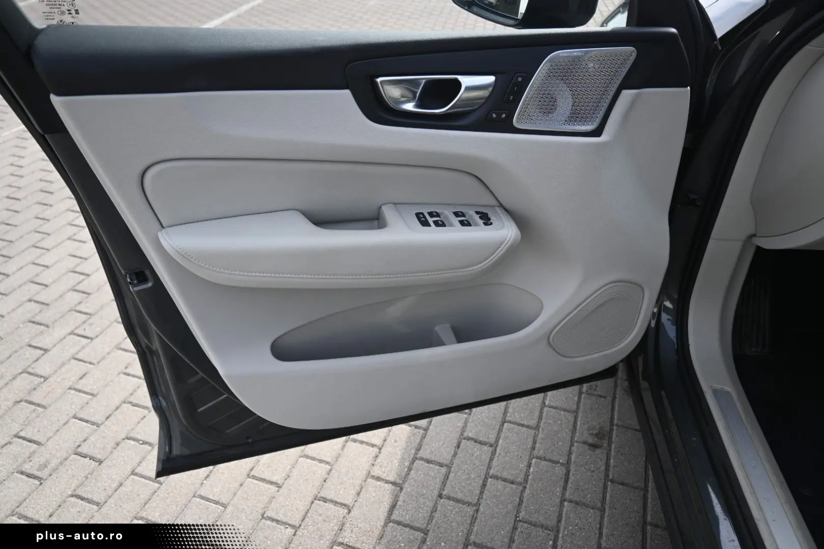VOLVO XC60 B5 B  Ultra Dark AWD B&W PANO LUFT AHK