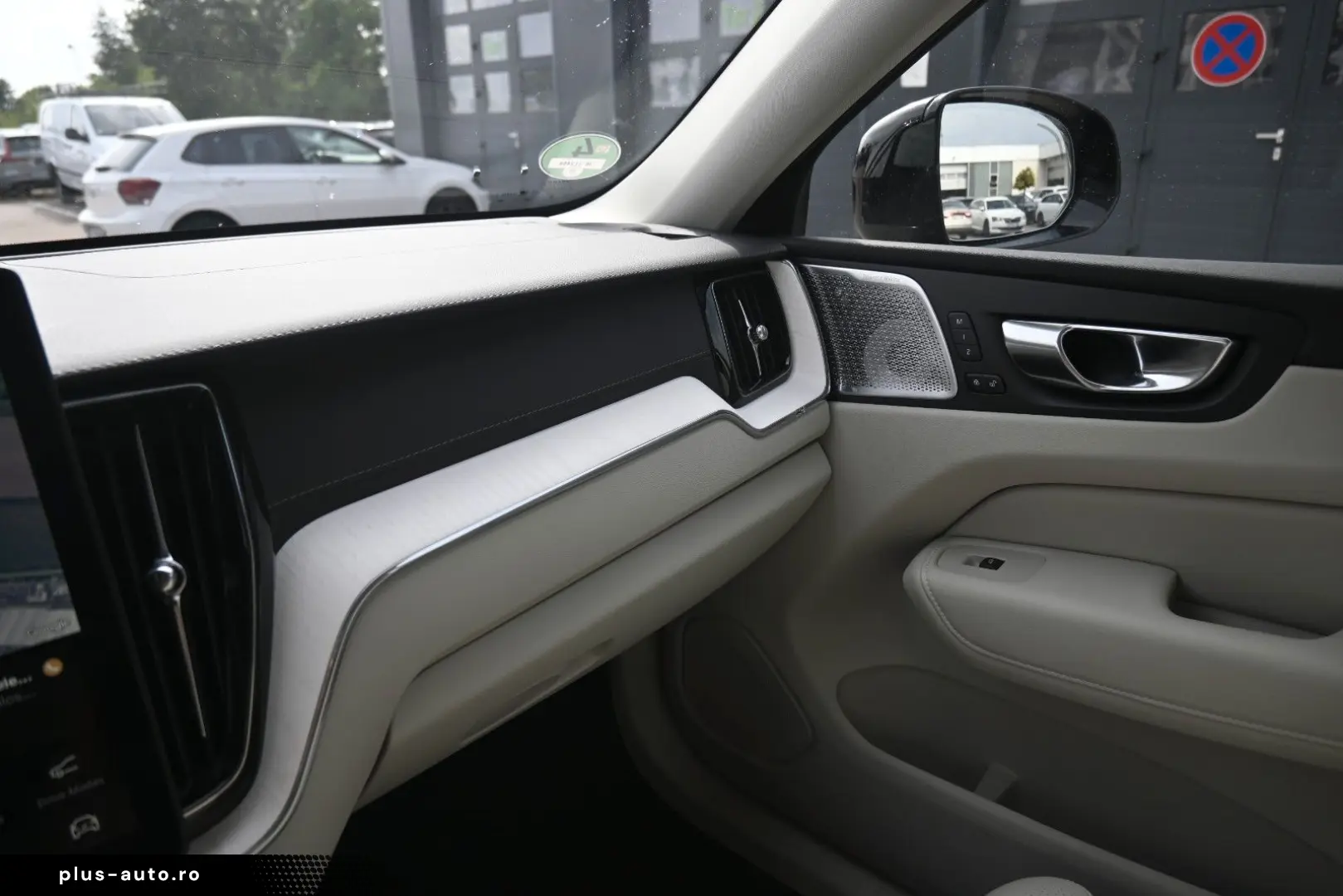 VOLVO XC60 B5 B  Ultra Dark AWD B&W PANO LUFT AHK