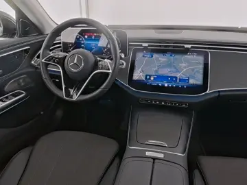 MERCEDES-BENZ E 220 d 4M Avantgarde AHK STH Pano Bur…