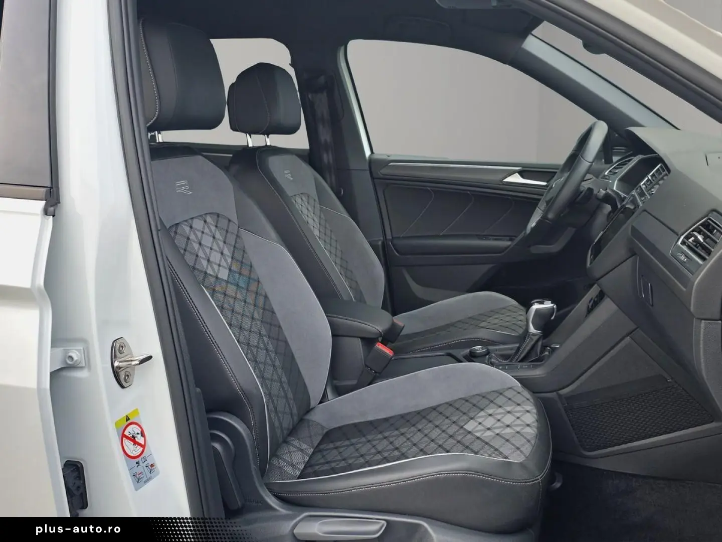 VW Tiguan Allspace R-Line 4M STNDHZ 7SZ AHK MATRIX