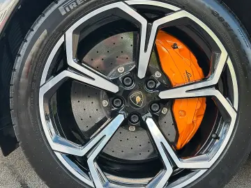 LAMBORGHINI URUS SE   Akrapovic   B&O   Pano   GARANTIE 2028