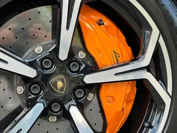 LAMBORGHINI URUS SE   Akrapovic   B&O   Pano   GARANTIE 2028