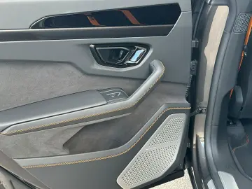 LAMBORGHINI URUS SE   Akrapovic   B&O   Pano   GARANTIE 2028