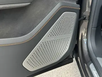 LAMBORGHINI URUS SE   Akrapovic   B&O   Pano   GARANTIE 2028
