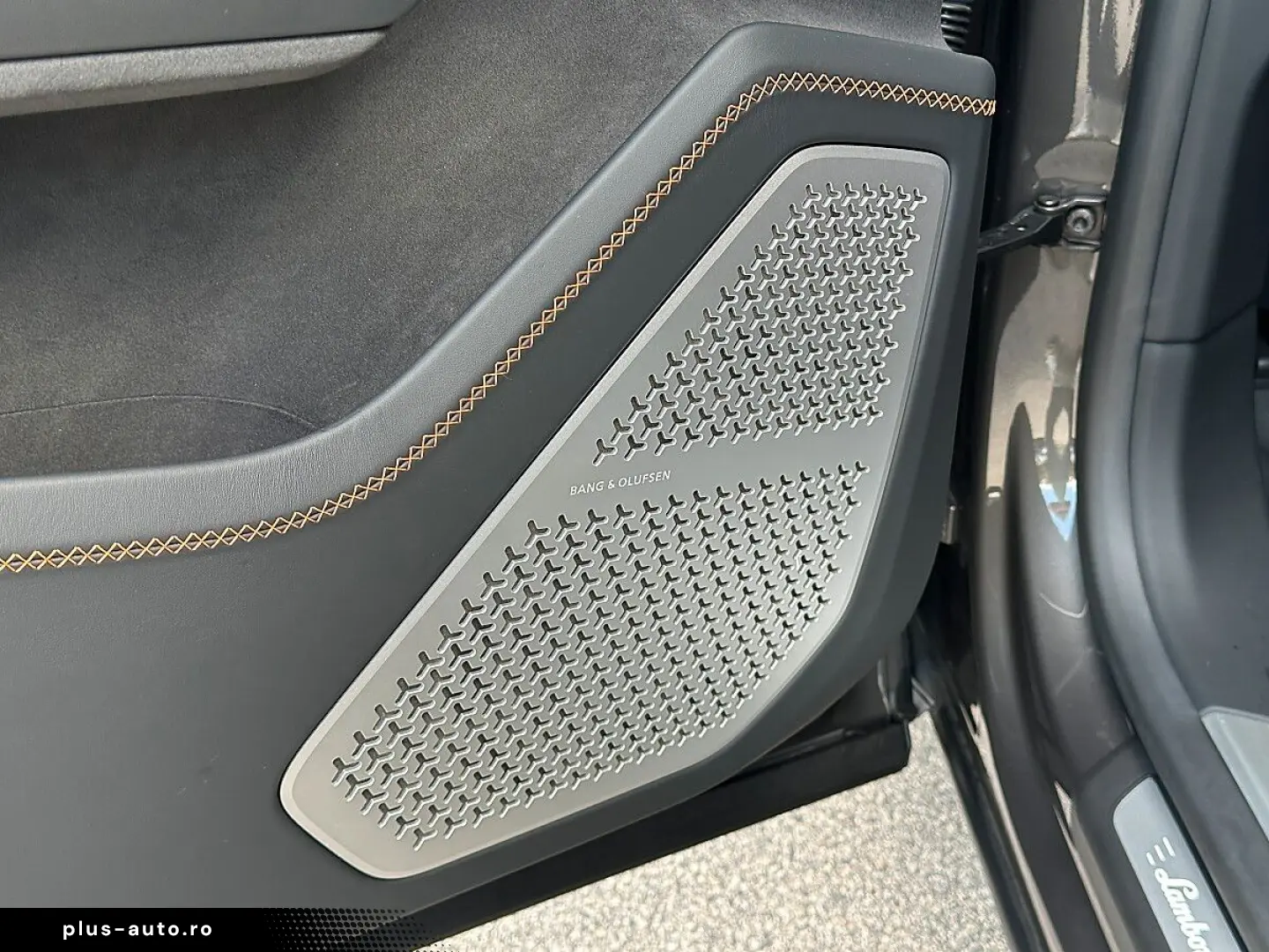 LAMBORGHINI URUS SE   Akrapovic   B&O   Pano   GARANTIE 2028