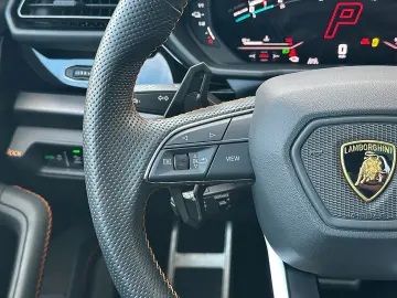 LAMBORGHINI URUS SE   Akrapovic   B&O   Pano   GARANTIE 2028