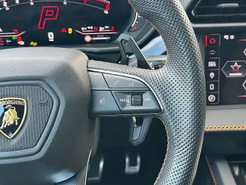 LAMBORGHINI URUS SE   Akrapovic   B&O   Pano   GARANTIE 2028