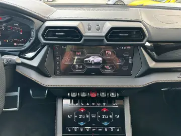 LAMBORGHINI URUS SE   Akrapovic   B&O   Pano   GARANTIE 2028
