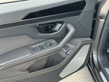LAMBORGHINI URUS SE   Akrapovic   B&O   Pano   GARANTIE 2028