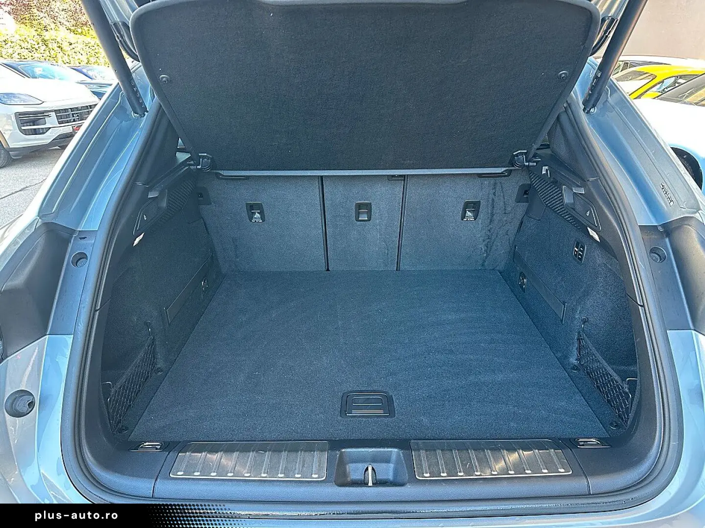 PORSCHE Macan 4 Electric   Pano   AHK   Luft   21