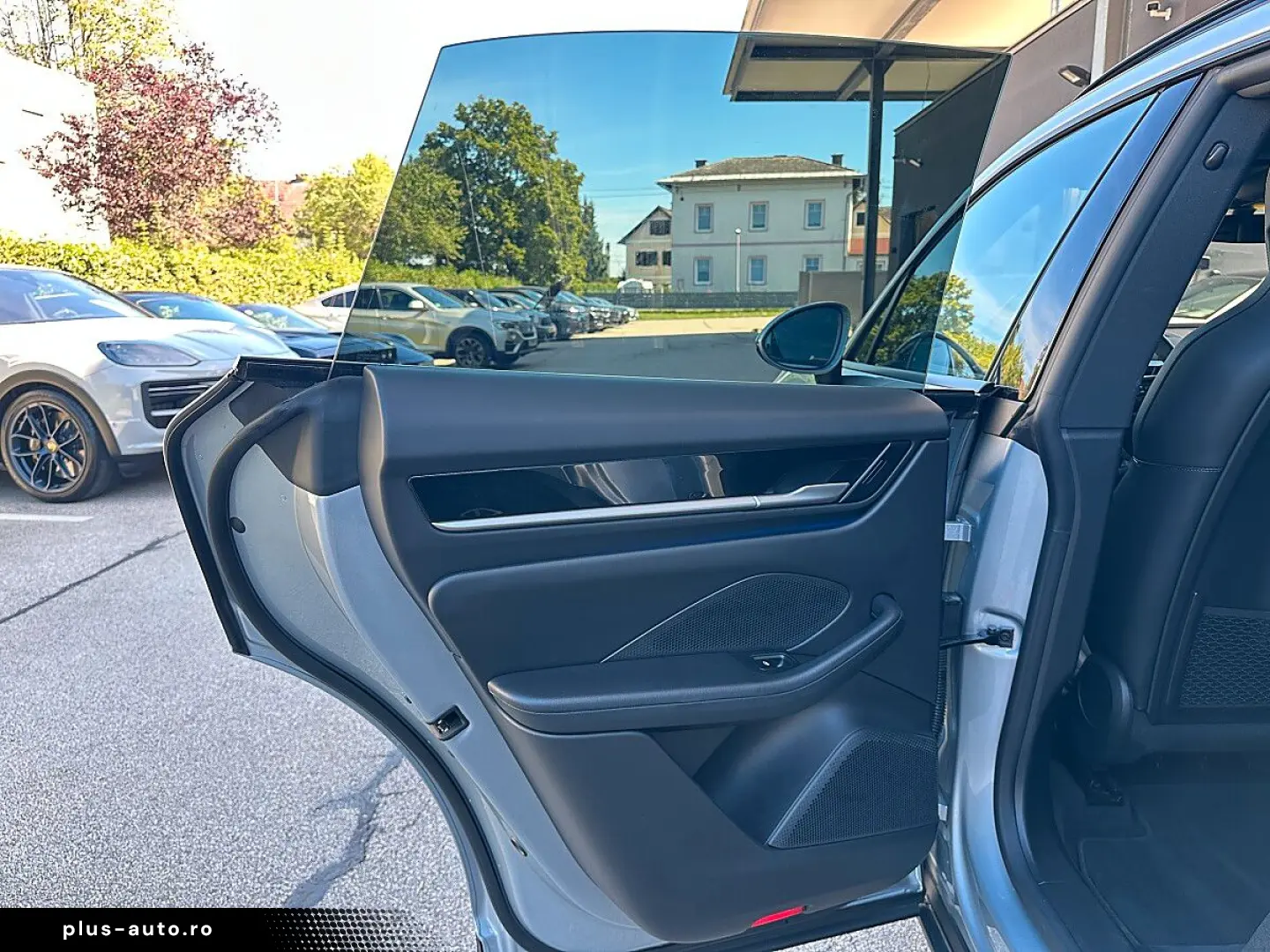 PORSCHE Macan 4 Electric   Pano   AHK   Luft   21