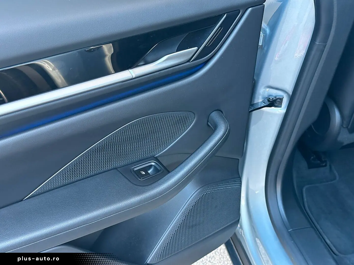 PORSCHE Macan 4 Electric   Pano   AHK   Luft   21