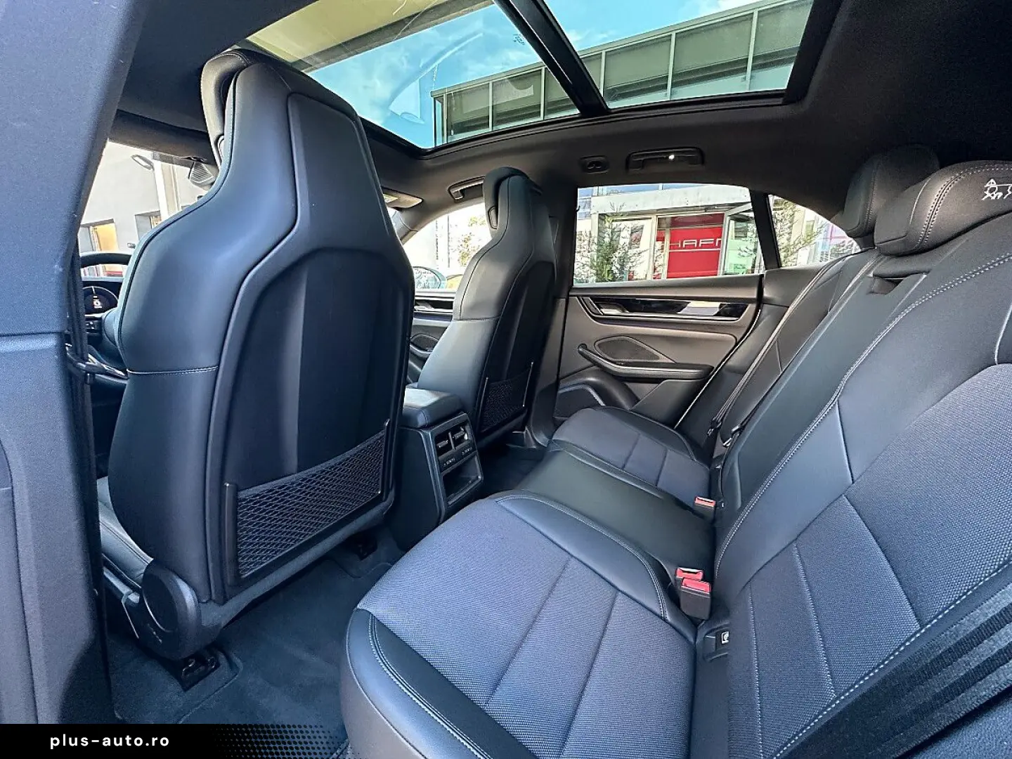 PORSCHE Macan 4 Electric   Pano   AHK   Luft   21