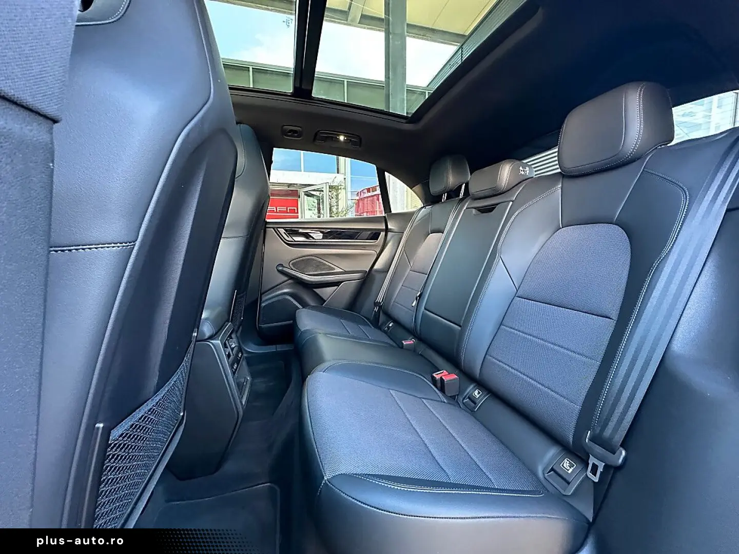PORSCHE Macan 4 Electric   Pano   AHK   Luft   21