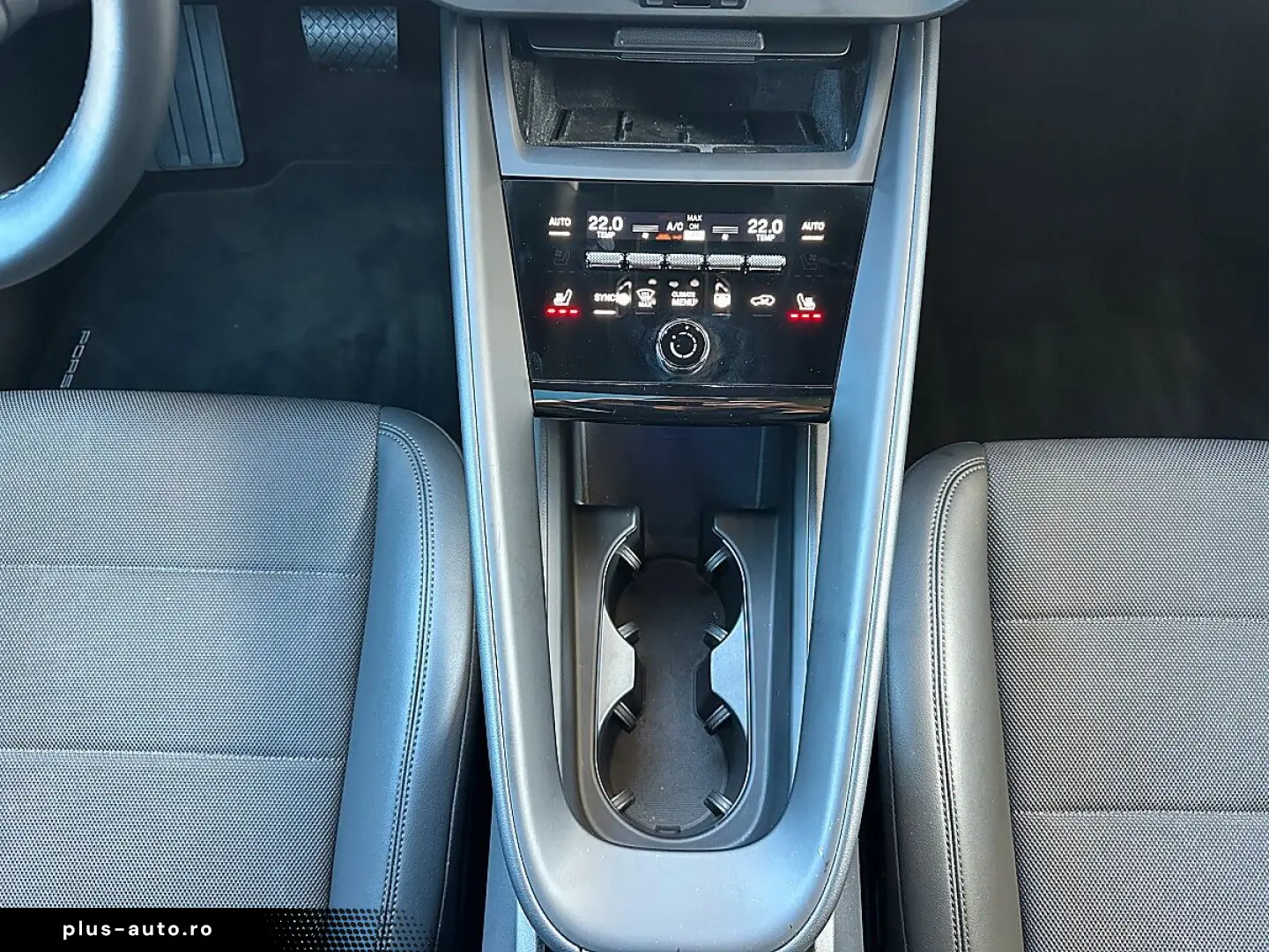 PORSCHE Macan 4 Electric   Pano   AHK   Luft   21