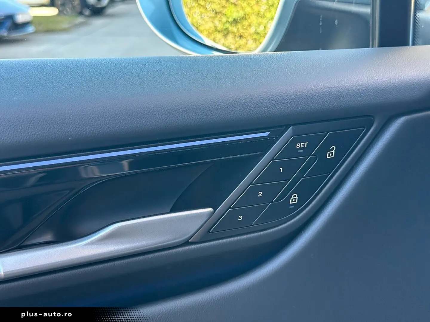 PORSCHE Macan 4 Electric   Pano   AHK   Luft   21