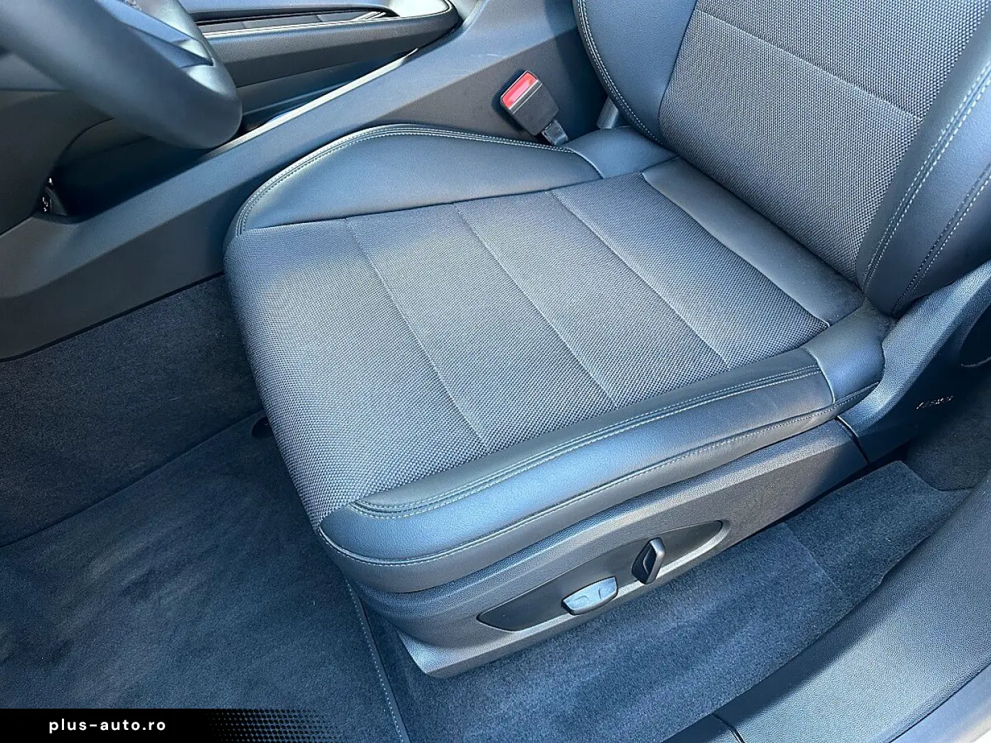 PORSCHE Macan 4 Electric   Pano   AHK   Luft   21