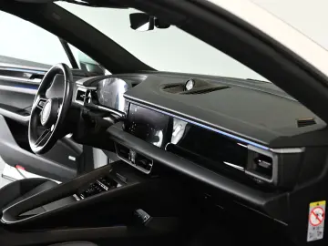 PORSCHE Macan 4 Panorama ACC AirSusp Bose 360