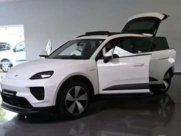 PORSCHE Macan 4 Panorama ACC AirSusp Bose 360
