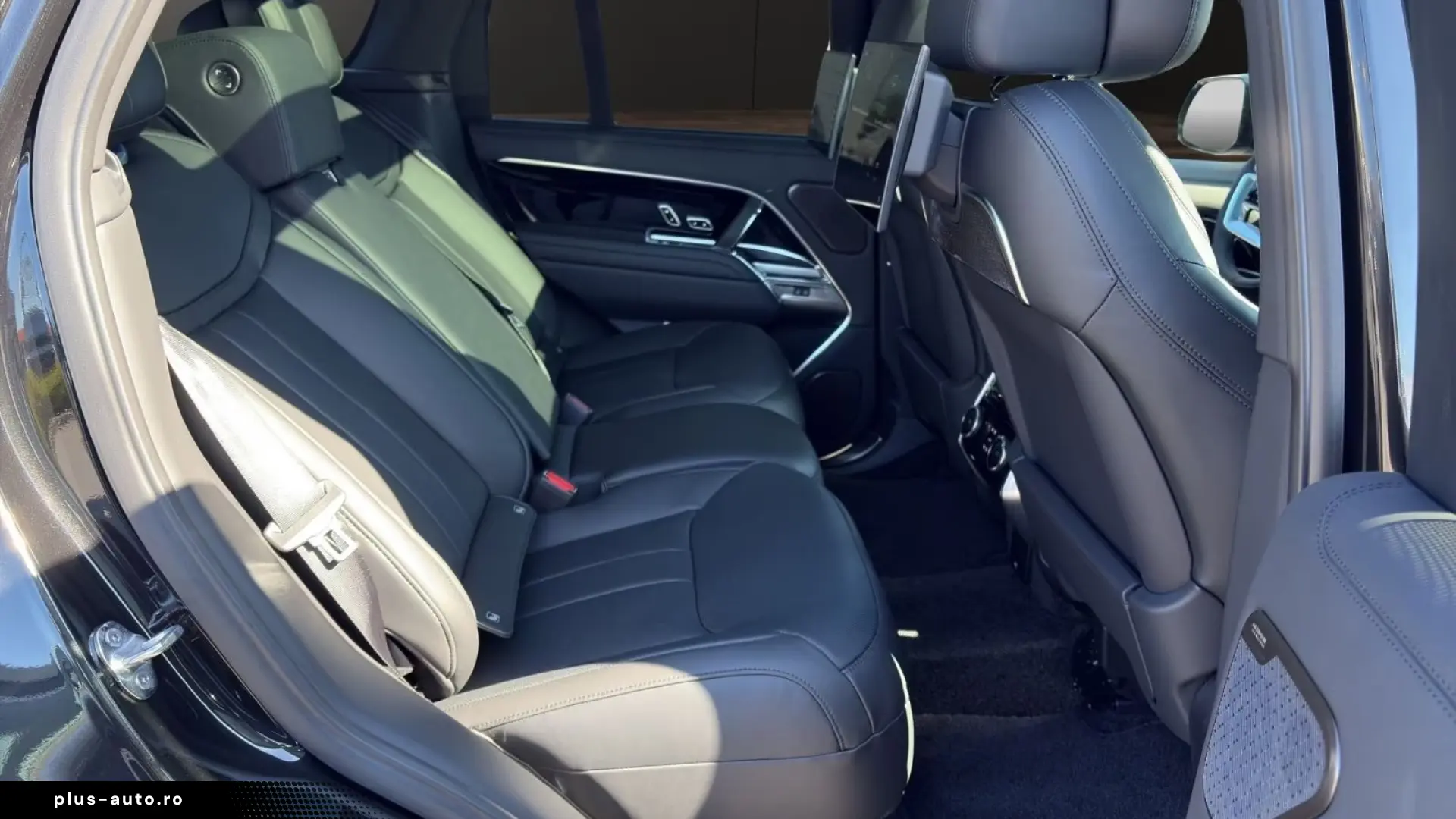 Range Rover P530 Autobiography Rear Seat Entertainment