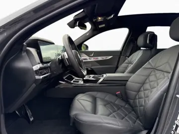 BMW 740d M-SPORT SkyLo Sthzg