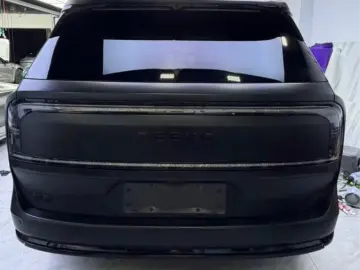 ZEEKR 9X ULTRA 70 KW Obsidian Black Edition Package