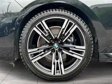 BMW 740d xDrive M Sport Pro Sky Lounge Iconic Glow