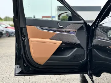 BMW 740d xDrive M Sport Pro Sky Lounge Iconic Glow