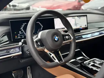 BMW 740d xDrive M Sport Pro Sky Lounge Iconic Glow