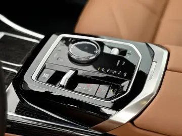 BMW 740d xDrive M Sport Pro Sky Lounge Iconic Glow