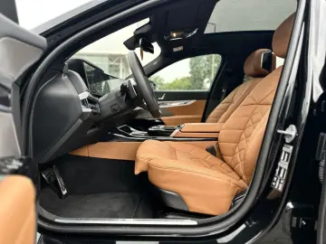 BMW 740d xDrive M Sport Pro Sky Lounge Iconic Glow