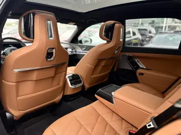 BMW 740d xDrive M Sport Pro Sky Lounge Iconic Glow