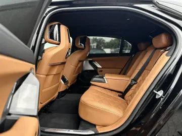 BMW 740d xDrive M Sport Pro Sky Lounge Iconic Glow
