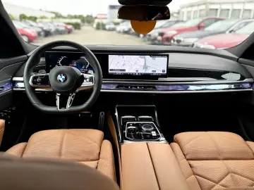 BMW 740d xDrive M Sport Pro Sky Lounge Iconic Glow