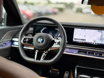BMW 740d xDrive M Sport Pro Sky Lounge Iconic Glow