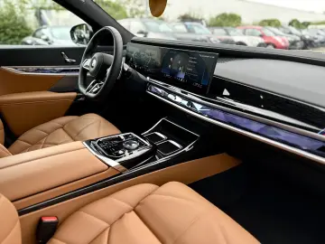 BMW 740d xDrive M Sport Pro Sky Lounge Iconic Glow