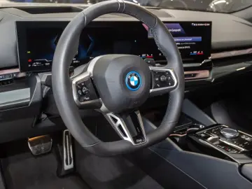 BMW 530 exMSport AHK Panorama Navi HUD LED RFK Leder