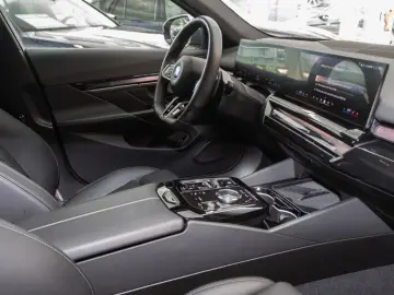 BMW 530 exMSport AHK Panorama Navi HUD LED RFK Leder