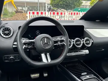 MERCEDES-BENZ GLA 220 4M AMG Premium Pano Distronic …