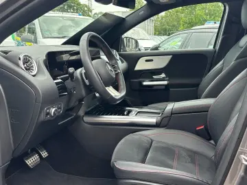 MERCEDES-BENZ GLA 220 4M AMG Premium Pano Distronic …