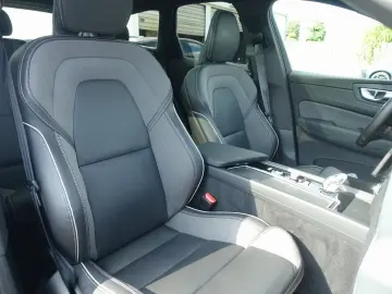 VOLVO XC60 Black Edition Plus T8 AWD Plug-in Pano HUD