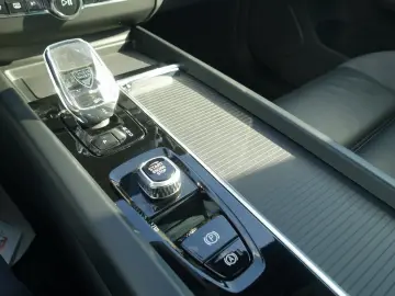 VOLVO XC60 Black Edition Plus T8 AWD Plug-in Pano HUD
