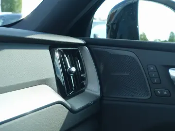 VOLVO XC60 Black Edition Plus T8 AWD Plug-in Pano HUD